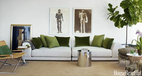 Zelený a bílý obývací pokoj