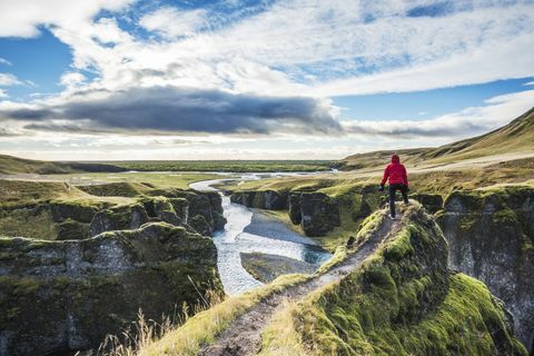 Fjadrargljufur, IJsland, Europa. Een man bewondert de panoramische uitzichten.