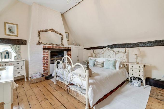 incantevole cottage dal tetto di paglia in vendita nel bedfordshire
