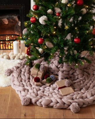Obří pletená sukně na vánoční stromeček