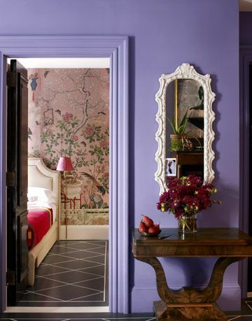 zrcadlo na fialové zdi