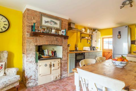 Lavendel-Cottage-Interieur im Landhausstil inspirierte Küche