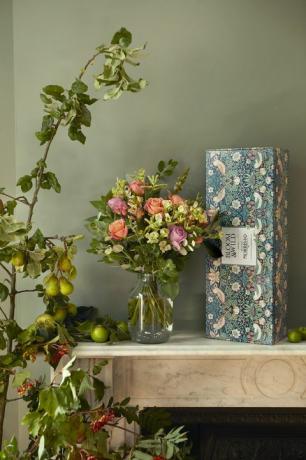 „Bloom & Wild“ gėlių kolekcija su „Morris & Co