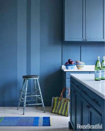 modrá kuchyňská židle