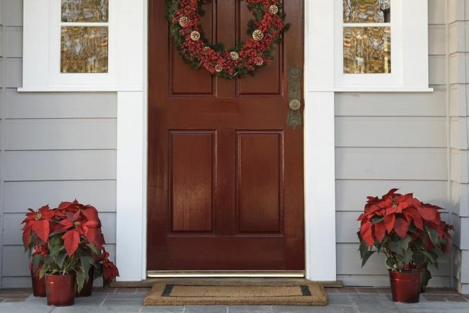 pintu depan dengan hiasan karangan bunga dan poinsettia
