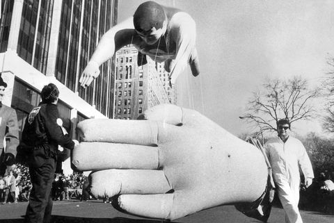 рука падает с воздушного шара супермена во время парада в честь Дня благодарения в 1886 году