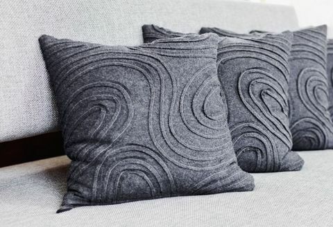 Cuscini grigi su un divano
