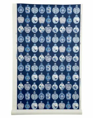 blaue Tapete mit dekorativen Flaschen drauf