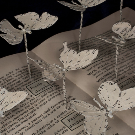 Taiteilija Emma Taylor luo veistoksen sivujen kirjoista
