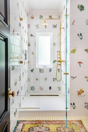 Baño de charlotte lucas con azulejos inspirados en la naturaleza