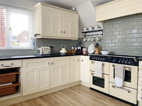pembeli pertama kali mengubah dapur hanya dengan £1.500