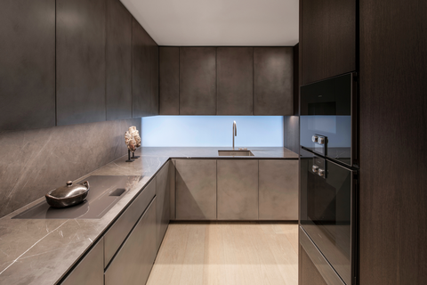 tmavo hnedá minimalistická kuchyňa