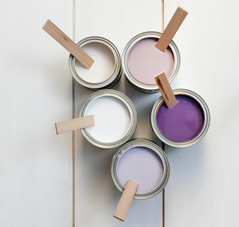 Latas de pintura con pintura violeta, rosa, blanca y lavanda