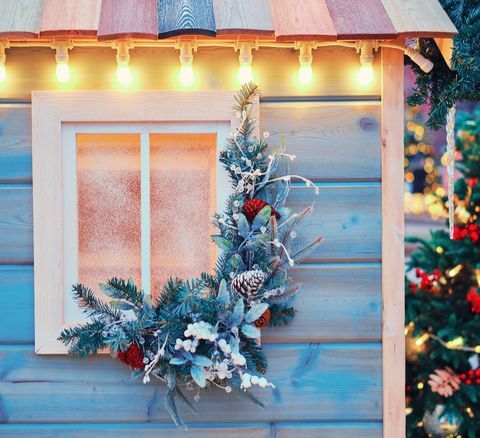 クリスマスの庭の装飾、小屋、窓の花輪