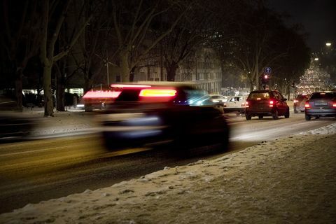 หิมะปกคลุมถนนในเวลากลางคืน การจราจร - เคลื่อนไหวเบลอ