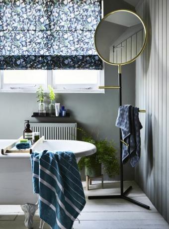 kamar mandi bertema biru dengan dinding abu-abu muda