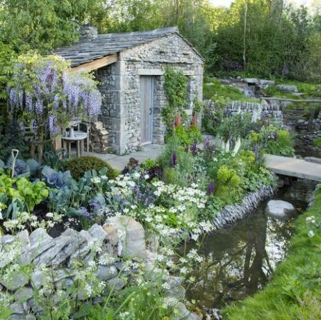 vítejte v zahradě yorkshire navržené Markem Gregorym, postavené konzultanty reliéfu chelsea flower show 2018