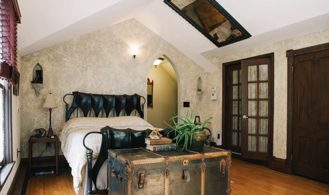 główna sypialnia upiornego dworku airbnb﻿