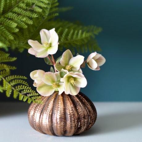 Bu kestane vazosu, eskitilmiş, antika altın efektli kaplama ve organik şekil ile denizcilik trendine modern bir bakış.