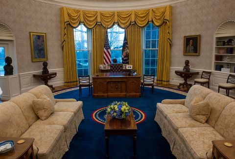 una prima anteprima dell'ufficio ovale ridisegnato in attesa del presidente Joseph Biden alla Casa Bianca, il 20 gennaio a Washington, DC