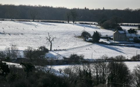 2017年12月28日、サイレンセスター近郊の畑は雪で覆われています。 