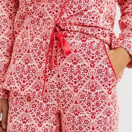 Gemütliches Pyjama-Set „Red Heart Bloom“.