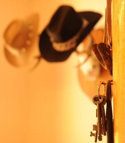 kaubojiška skrybėlė ir raktai