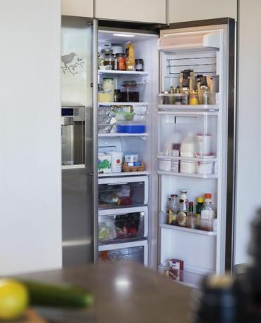 cibo assortito in frigorifero