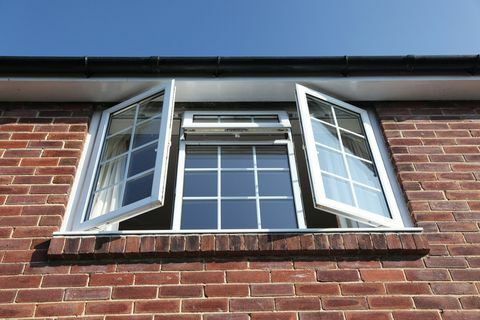 Ein offenes, doppelt verglastes Schlafzimmerfenster, das für Einbruch / Sicherheit oder Heimwerkerarbeiten verwendet werden könnte.
