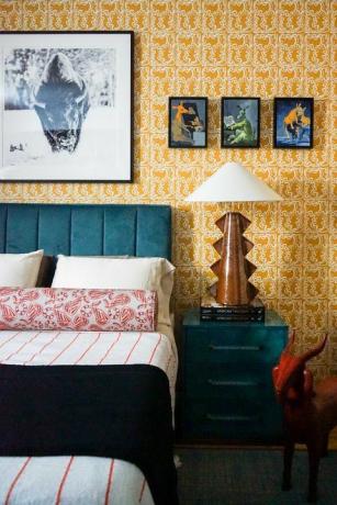 desafio de uma sala, papel de parede amarelo, mesa lateral azul-petróleo, cabeceira azul-petróleo
