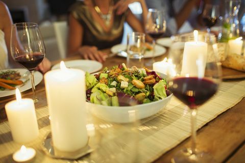 Salotų dubuo ant stalo vakarienės metu