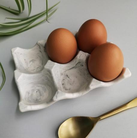 Eierhalter aus marmoriertem Jesmonit