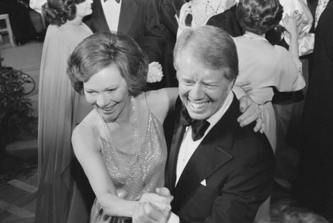 americký prezident Jimmy Carter a prvá dáma Rosalynn Carter tancujú na kongresovom plese v bielom dome vo Washingtone
