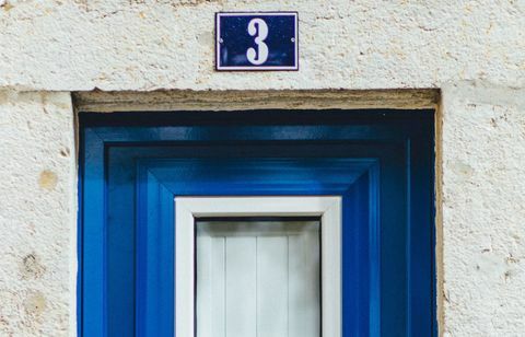 Porte numéro trois (3) - porte bleue