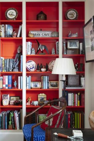 Bibliothek, Bücherregal mit Büchern, orange lackiertes Bücherregal