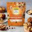 Możesz dodać Latte Morsels Pumpkin Spice firmy Nestlé Toll House do dowolnego ciasta na jesienne ciasteczka