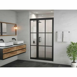 Rámové sprchové dvere a závesný panel v páse z čierneho a číreho skla s držadlom