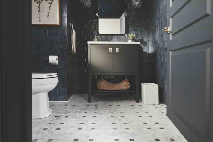 une salle de bain avec cheminée