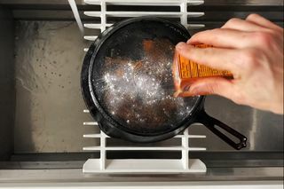 καθαρίστε και καρυκεύστε τηγάνι από χυτοσίδηρο