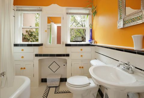 밝은 오렌지색과 흰색의 다채로운 현대적인 욕실
