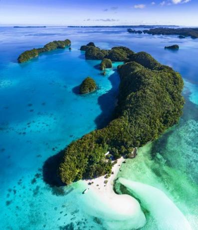 Letecký pohľad na ostrovy Palau a pieskovisko pri odlive