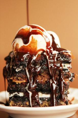 < p> これを説明する唯一の言葉はわいせつです。 そして、私たちは間違いなく気分を害していません。 </ p> < p> < a target = " _blank" href = " からレシピを取得します http://www.kevinandamanda.com/recipes/dessert/ultimate-chocolate-chip-cookie-n-oreo-fudge-brownie-bar.html#_a5y_p=1014775"> Kevin とアマンダ</a>。</ p>