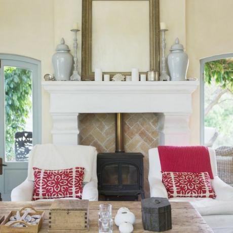 Luxusní obývací pokoj s kamny na dřevo