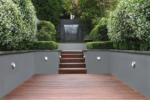 Jardín con luces y escaleras de madera en Sydney