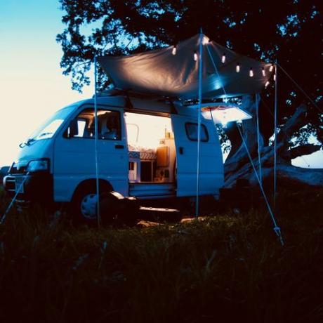 Campingvogn om natten