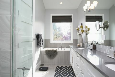Elegancka, nowoczesna łazienka prezentująca wnętrze domu