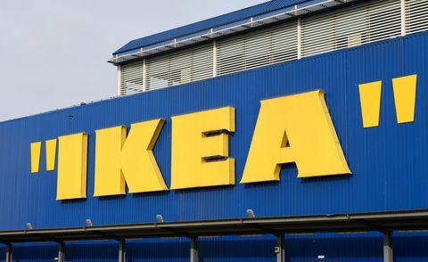 IKEA Store i Wembley London har placeret anførselstegn omkring sit ikoniske skilt for at markere lanceringen af den længe ventede MARKERAD -kollektion, som er blevet udført i samarbejde med designeren Virgil Abloh