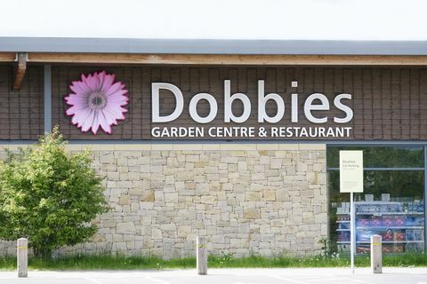 O centro de jardim dobbies é inaugurado após as restrições de bloqueio de coronavírus serem facilitadas