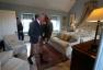 Prinz Charles eröffnet die Granary Lodge ein Bed and Breakfast im Castle Mey in Schottland