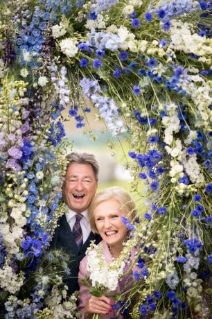 Velvyslankyně RHS Mary Berry CBE a viceprezident RHS Alan Titchmarsh MBE pózují u květinové fontány vytvořené jeden z nejoblíbenějších britských květinářů Simon Lycett, aby zahájil RHS Chatsworth Flower Show (7. – 11. Červen).